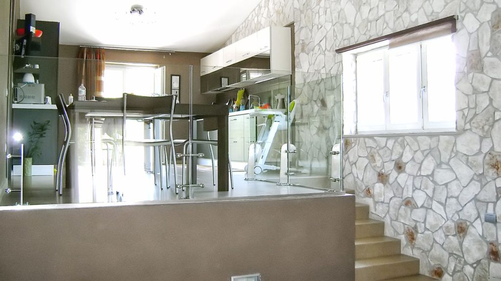 ringhiera in vetro installata in interno appartamento
